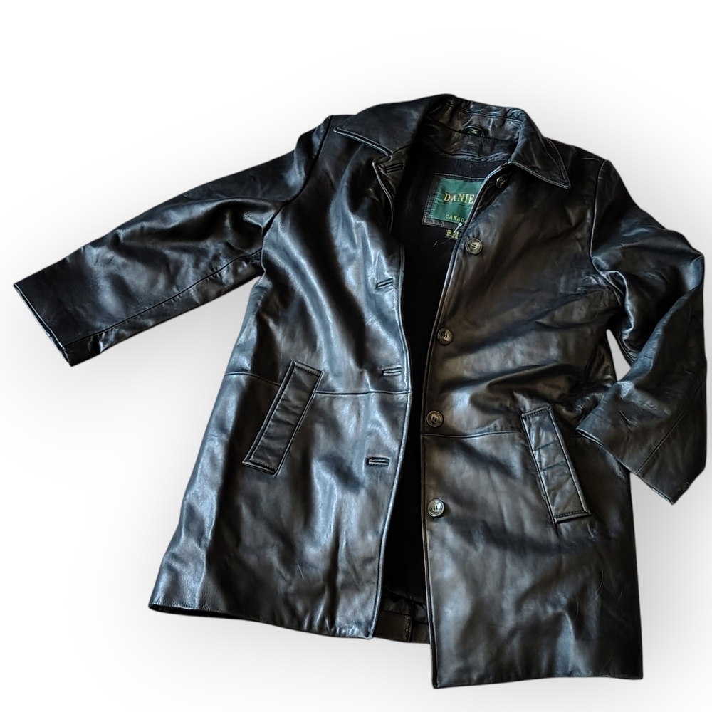 Danier Canada Women's Vintage 1990's Genuine Leather Trench Coat. - Picture 7 of 14